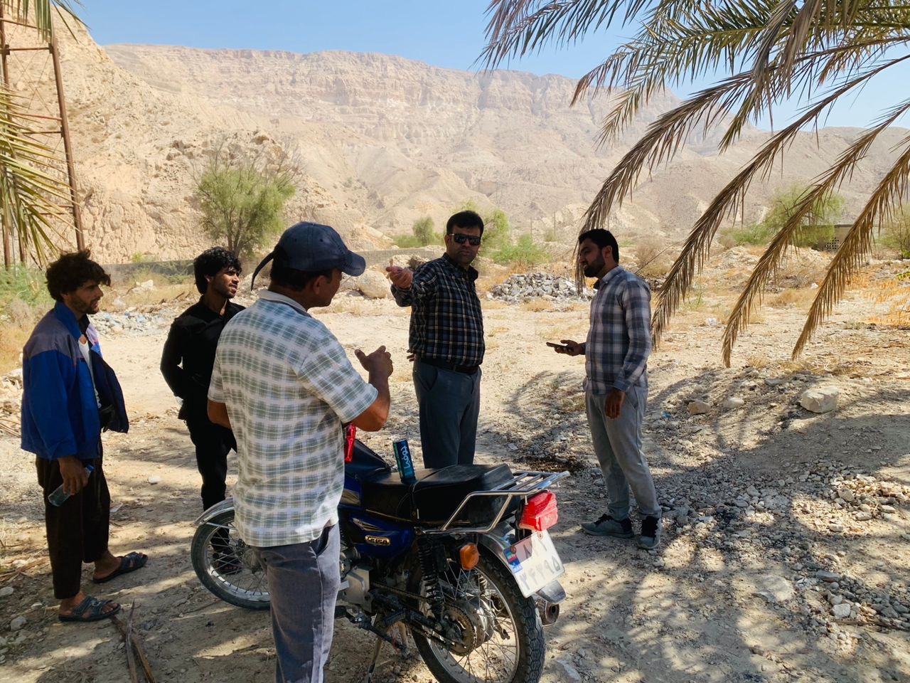 به همت مسئولين روستاى سهموجنوبى:رفع گرفتگی شبکه توزیع آب در روستای سهموجنوبى